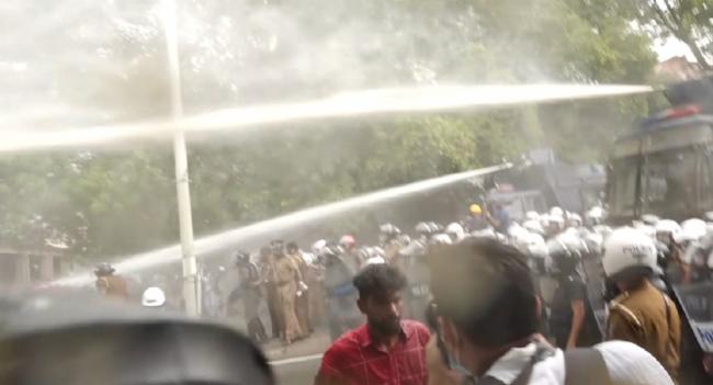 ஆர்ப்பாட்ட பேரணியை கலைக்க பொலிஸார் நடவடிக்கை